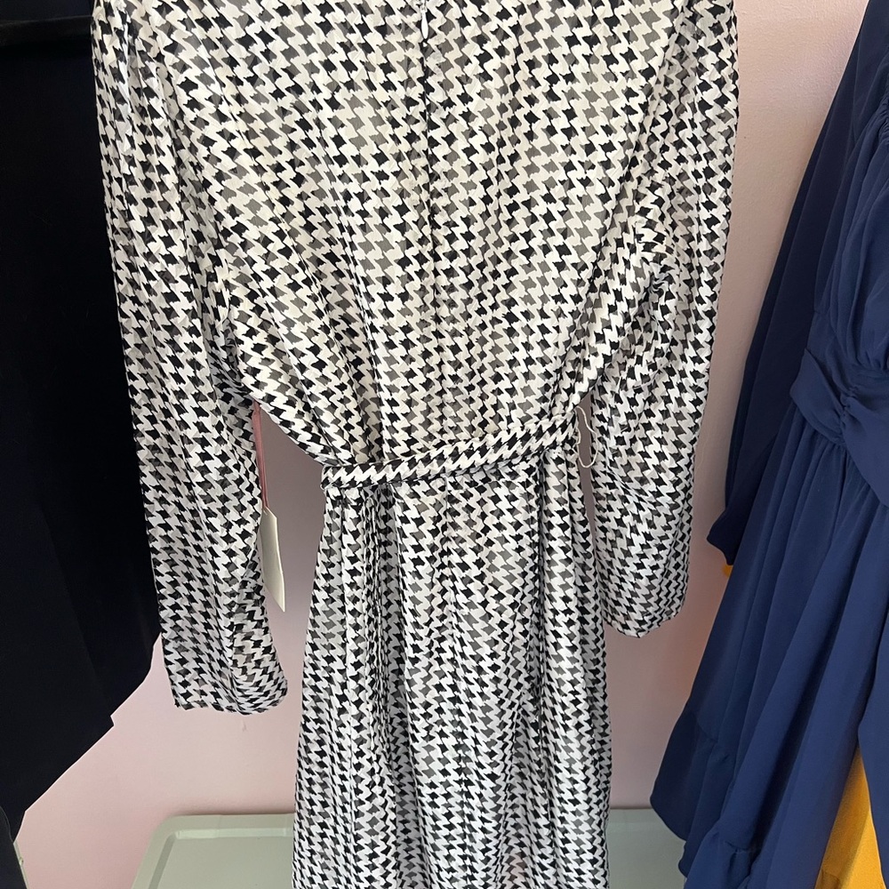 Alex Marie Black and White Sheath Dress with Bishop Sleeves - Picture 8 of 9